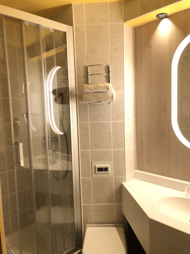 Bathroom 5, ibis Styles Antibes, Alpes-Maritimes