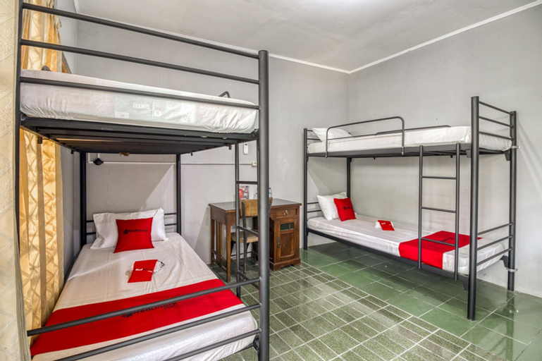 Bedroom 4, RedDoorz Hostel near Adisucipto Airport Yogyakarta, Sleman