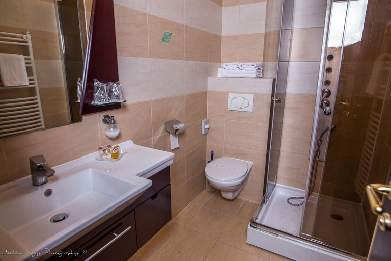 Bathroom 4, Hotel Aurum, Hajdúszoboszló