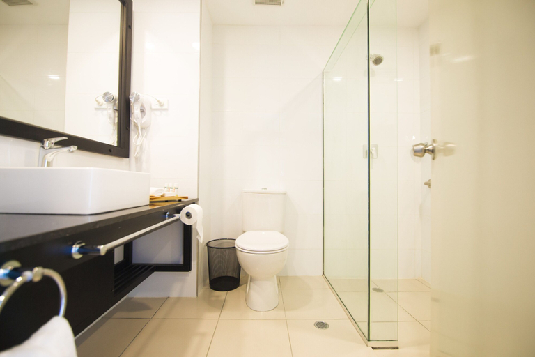 Bathroom 5, Tanoa International Hotel, Ba