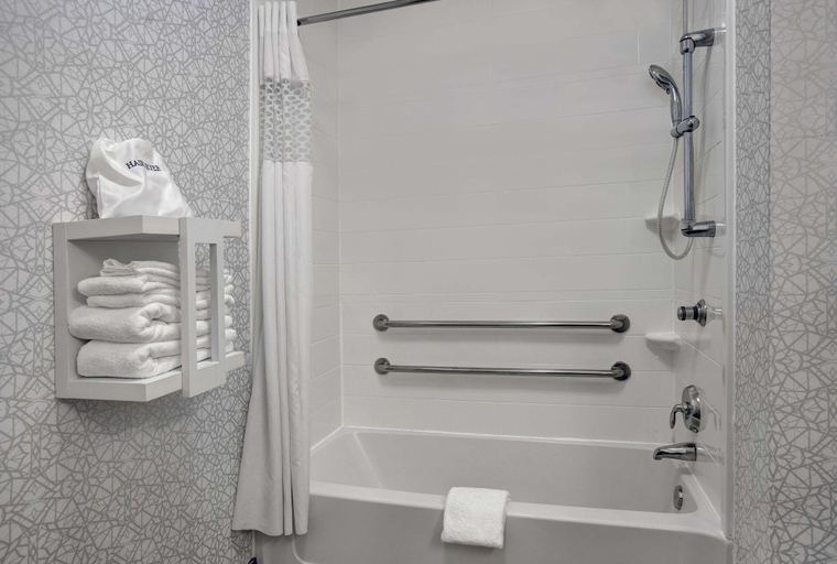 Bathroom 4, Hampton Inn Keokuk, Lee