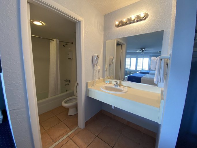 Bathroom 4, Coral Sands Inn, Volusia