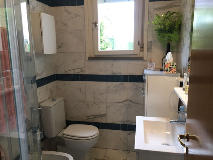Bathroom, Casa Matilde, Massa Carrara