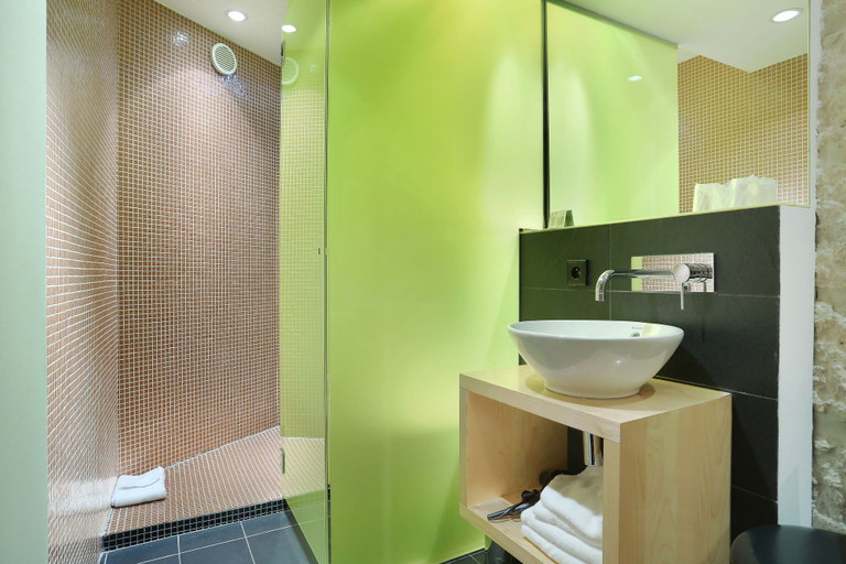 Bathroom 5, Hotel De Notre Dame Maître Albert, Paris