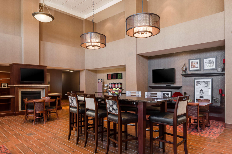 Food & Drinks 5, Hampton Inn & Suites West Bend, Washington