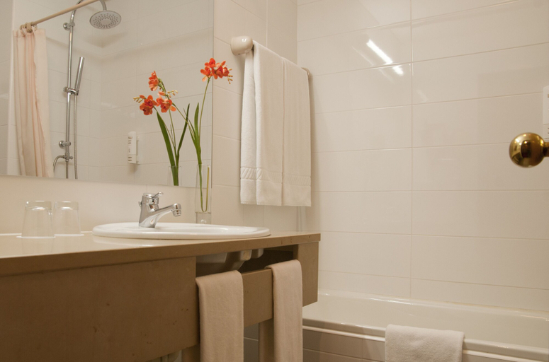 Bathroom 5, Hotel Rainha D. Amelia, Arts & Leisure, Castelo Branco