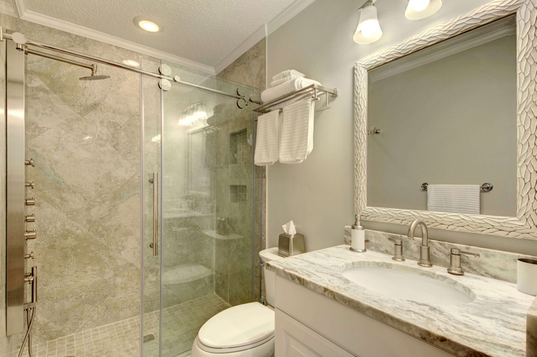 Bathroom 4, Island Square #808 by Hodnett Cooper, Glynn