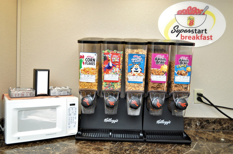 Food & Drinks 5, Super 8 by Wyndham Clearfield, Clearfield