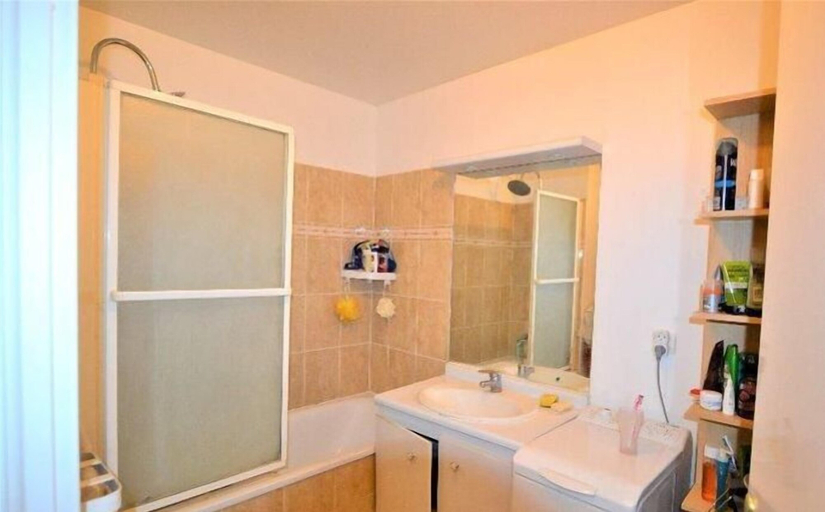 Bathroom 5, Avenue de Général de Gaulle Guesthouse, Seine-et-Marne