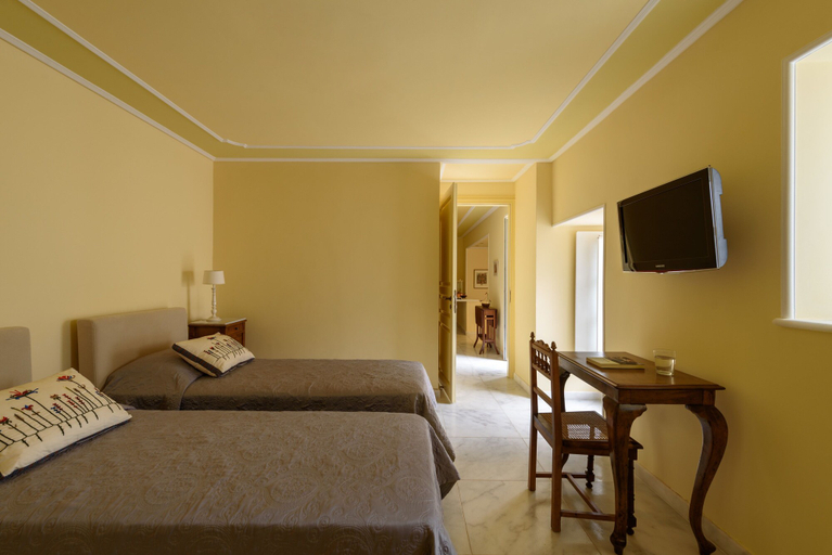 Bedroom 5, Hydras Chromata, Attica