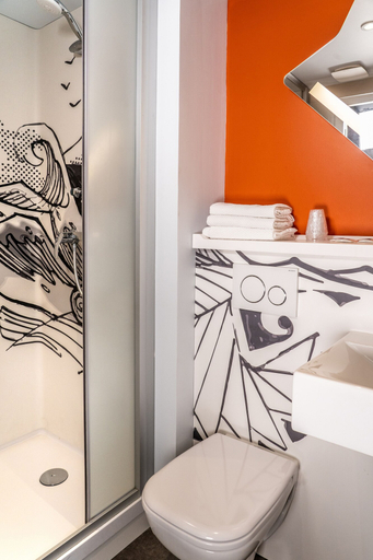Bathroom 3, ibis budget Aubenas, Ardèche