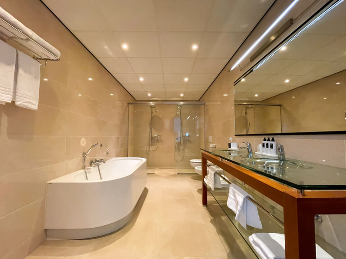 Bathroom 5, Westcord WTC Hotel Leeuwarden, Leeuwarden