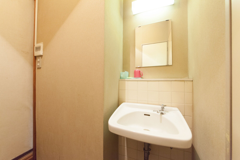 Bathroom 5, U-Topia, Kai
