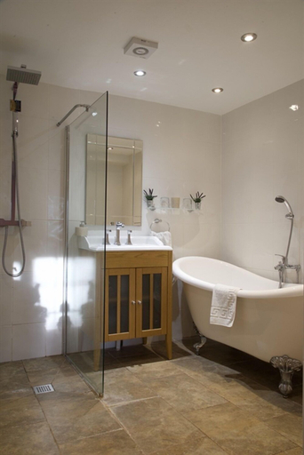 Bathroom 4, Stoneleigh Barn B&B, Dorset