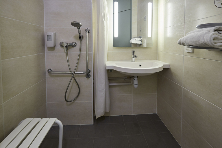 Bathroom 4, B&B HOTEL Caen Mémorial, Calvados