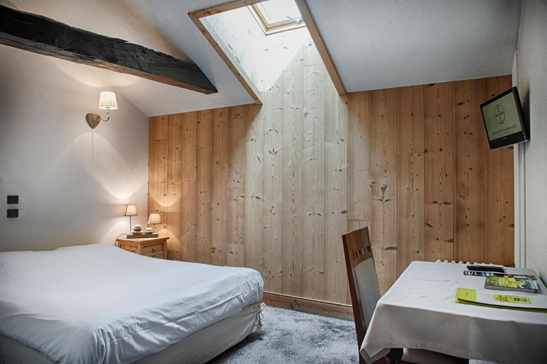 Bedroom 5, Logis Hotel De France St Andre, Isère
