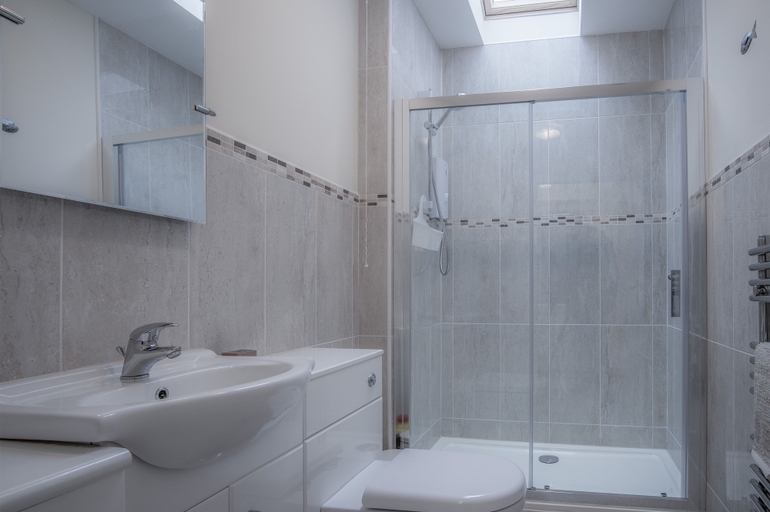 Bathroom 4, Shorelands - 1 Bedroom - Manorbier, Pembrokeshire