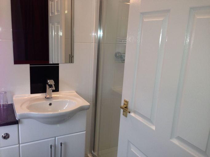 Bathroom 4, Ely House Hotel, Wolverhampton
