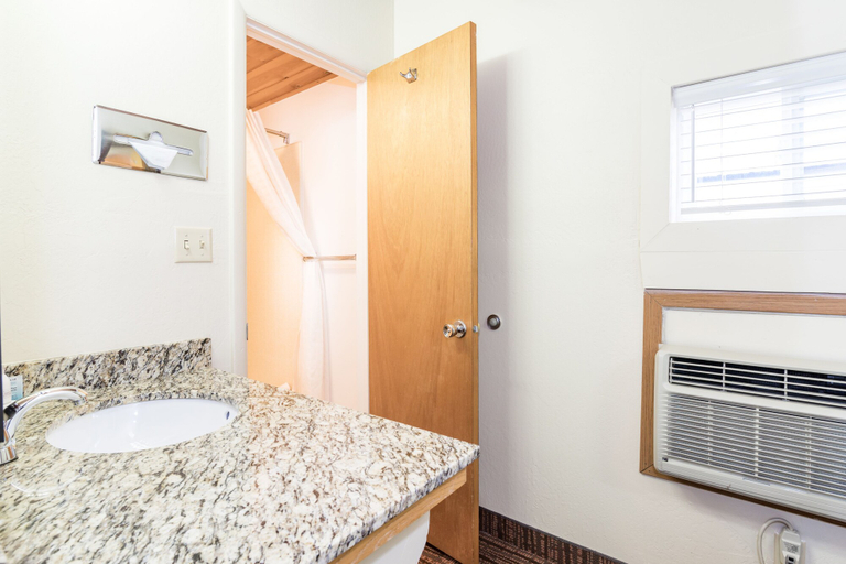 Bathroom 3, Teton West Motel, Teton