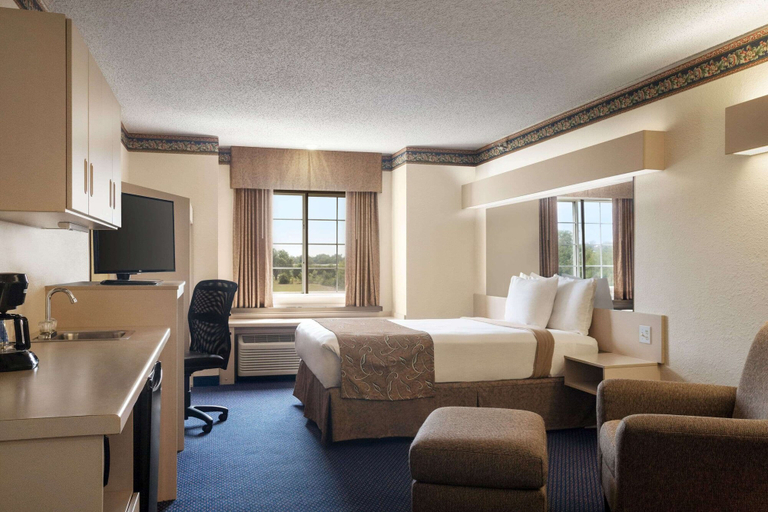 Bedroom 4, Travelodge by Wyndham Fort Scott, Bourbon