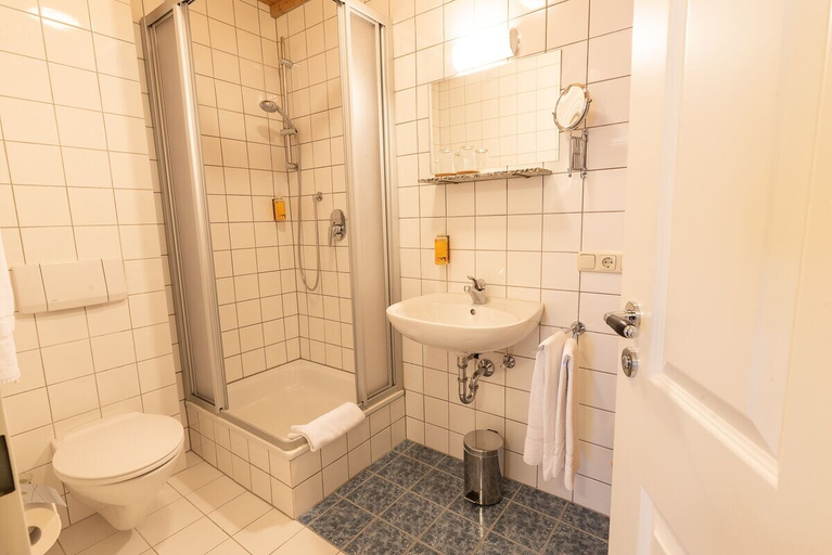 Bathroom 3, Ammergau Lodge, Garmisch-Partenkirchen