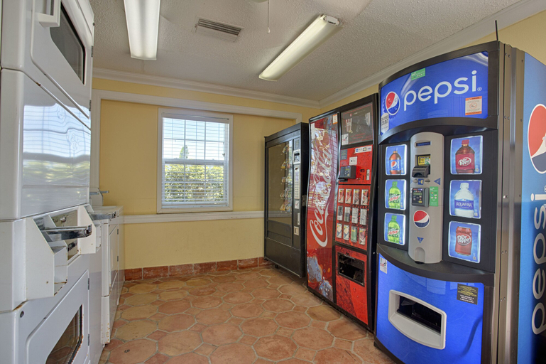 Food & Drinks 5, Coral Sands Inn, Volusia