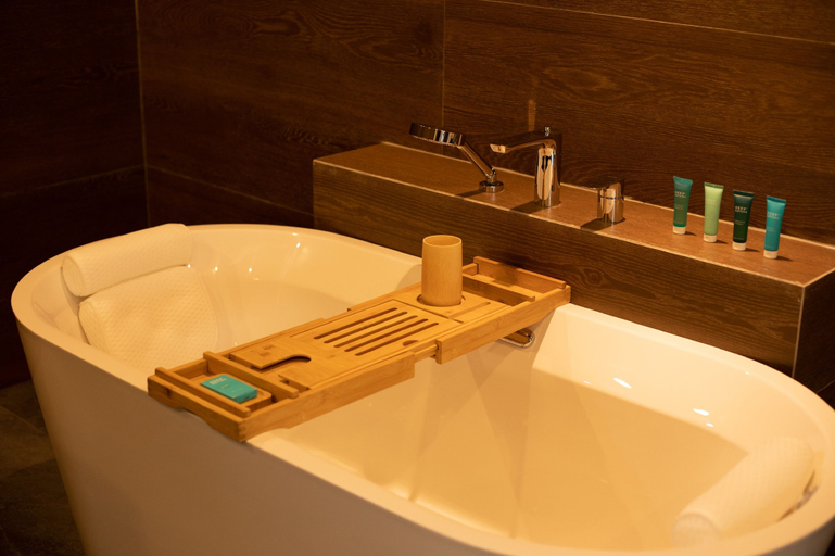 Bathroom 5, Senna Wellness Retreat, Bแบฏc Ninh