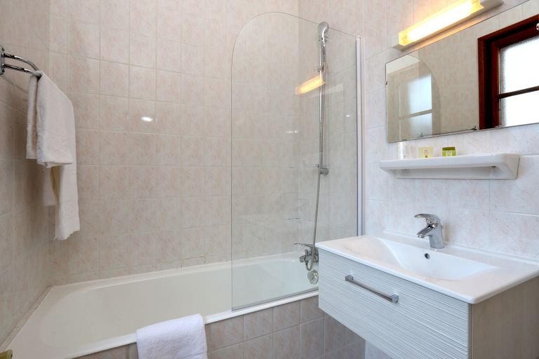Bathroom 3, Logis Hôtel La Terrasse Fleurie, Ain