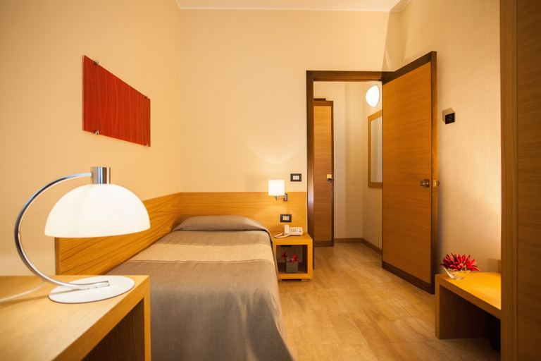 Bedroom 3, Hotel Italia, Cagliari