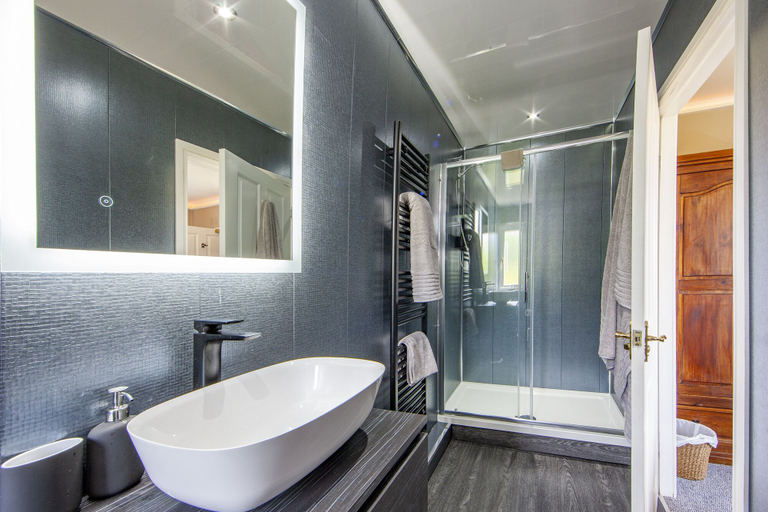 Bathroom 4, The Galley of Lorne Inn, Argyll and Bute