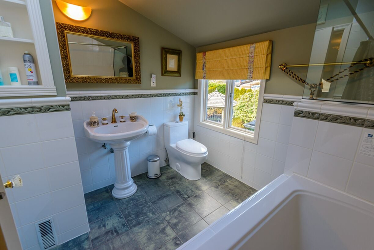 Bathroom 4, Crystal's View Bed & Breakfast, Greater Vancouver