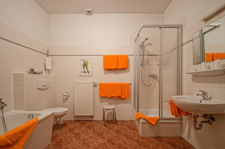 Bathroom 4, Gasthaus & Hotel Zur Henne, Burgenlandkreis