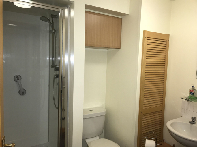 Bathroom, 2 Varis Apartments, Moray