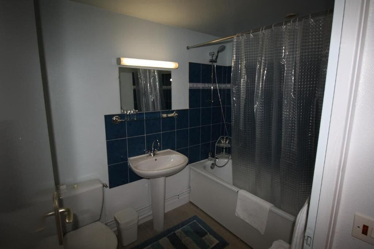 Bathroom 4, Hotel Restaurant Les Deux Sapins, Eure