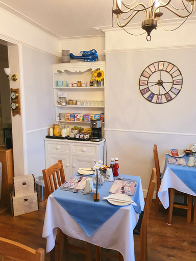 Food & Drinks 5, Lyndale Guest House, Dorset