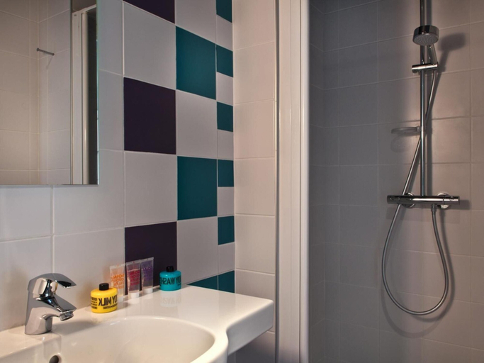 Bathroom 4, Hotel des Métallos, Paris