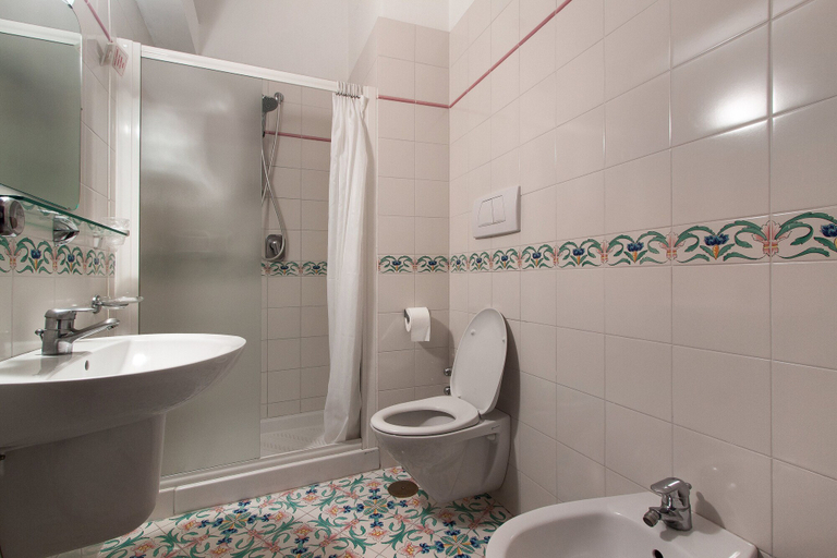 Bathroom 5, Hotel Metropole, Napoli