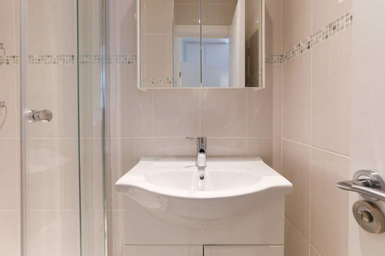 Bathroom 4, Marylebone Apartments by Allô Housing, London