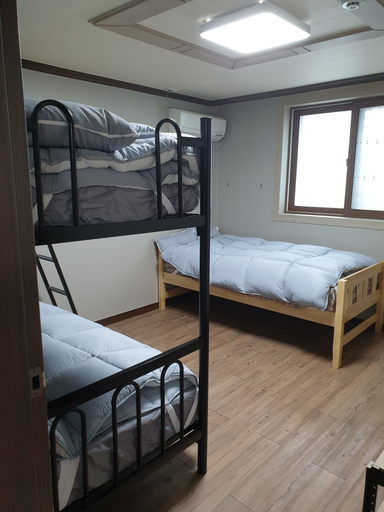 Bedroom 3, Ulsan Guesthouse by Sleeping Pong - Hostel, Dong