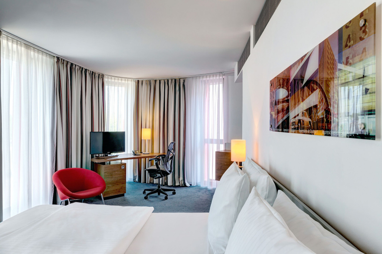 Bedroom 4, Hilton Garden Inn Stuttgart Neckar Park, Stuttgart