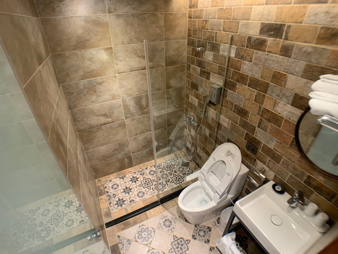 Bathroom 2, The Upstairs, Hualien