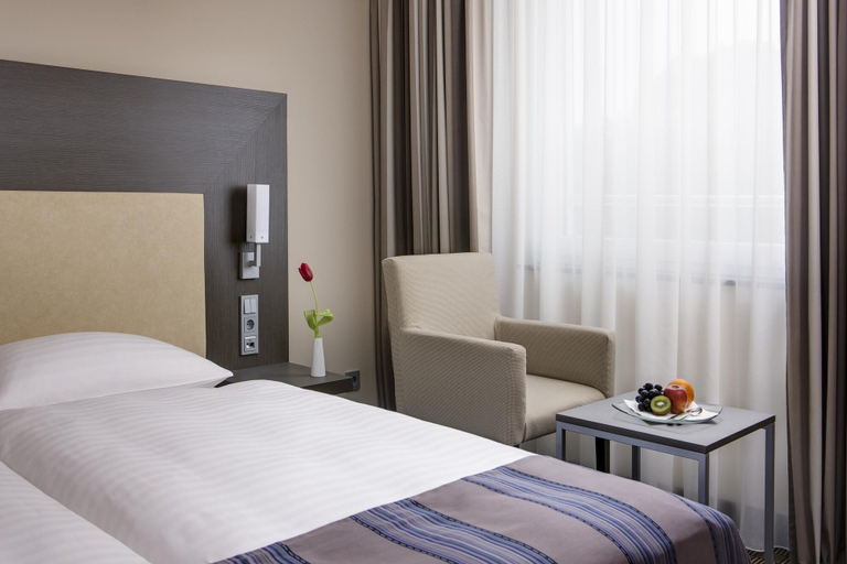 Bedroom 2, IntercityHotel Hamburg Dammtor, Hamburg