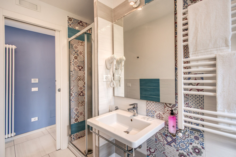 Bathroom 4, Hotel Florida, Napoli
