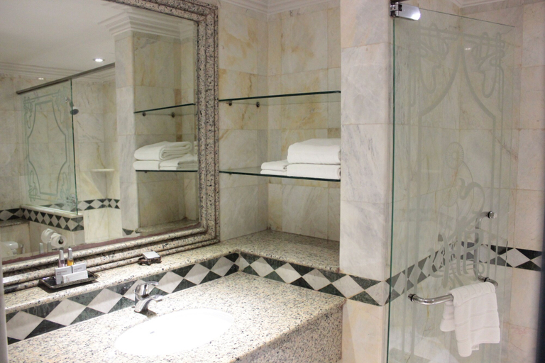 Bathroom 5, Holiday Palace, Aranyaprathet