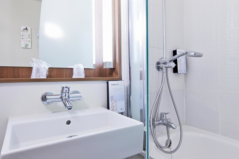 Bathroom 4, Campanile Chanas, Isère