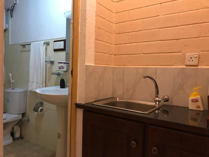 Bathroom 3, Mihilaka Holiday Homes, Panadura