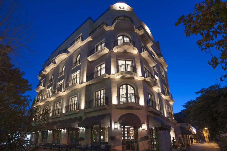 Exterior & Views