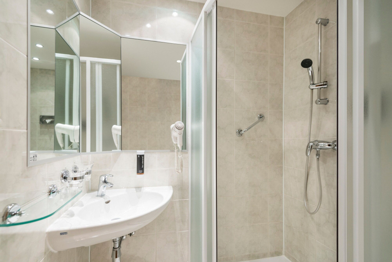 Bathroom 3, Hotel Troja, Praha 8
