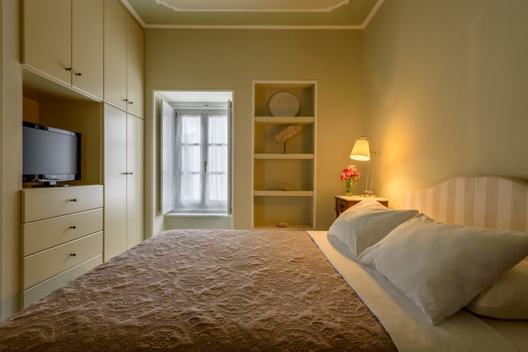 Bedroom 3, Hydras Chromata, Attica