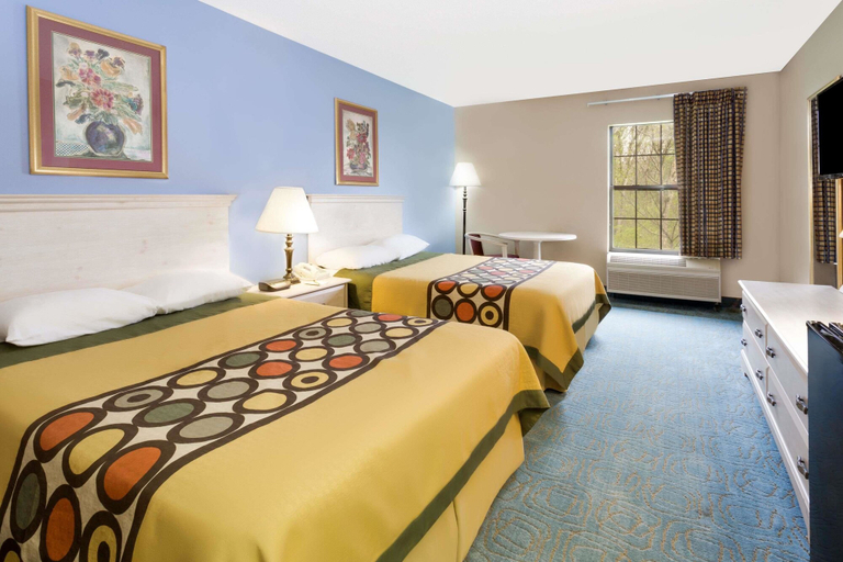 Bedroom 3, Super 8 by Wyndham Freeport, Stephenson
